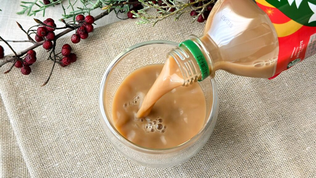 スターバックス_セブン-イレブン限定「スターバックス® GRAB&GOアイスド ラテ」をグラスに注いでいる様子