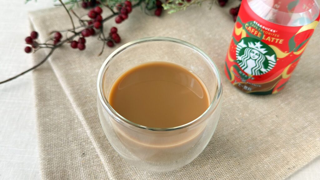 スターバックス_グラスにはいったセブン-イレブン限定「スターバックス® CAFÉ FAVORITES カフェラテ」