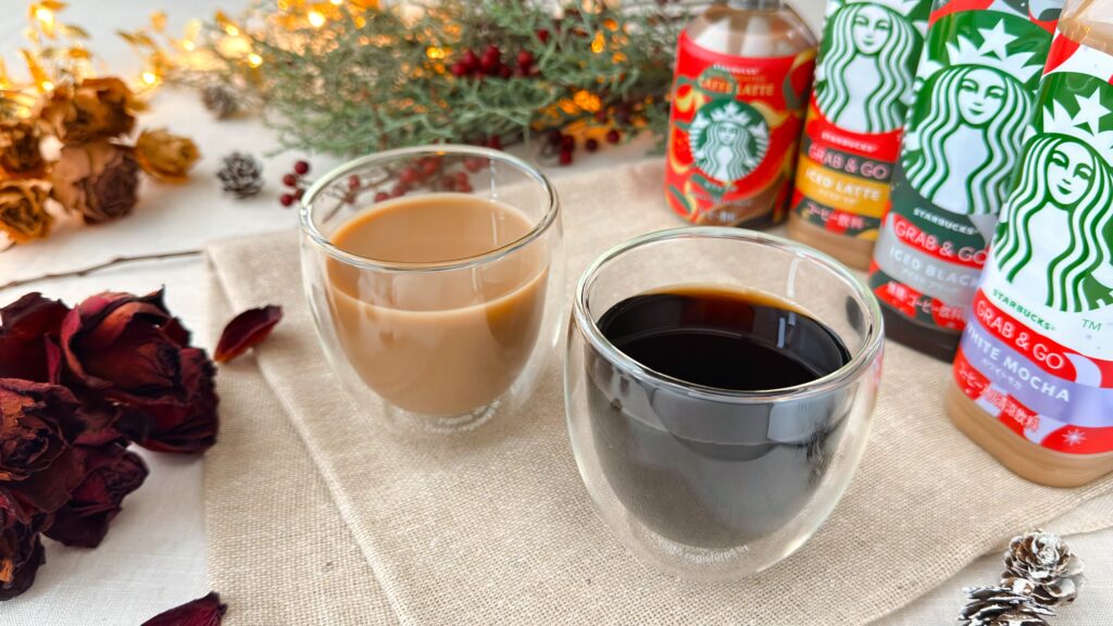 スターバックス_グラスに注いだセブン-イレブン限定「ターバックス® GRAB&GOアイスド ブラック」やペットボトルが並んでいる様子