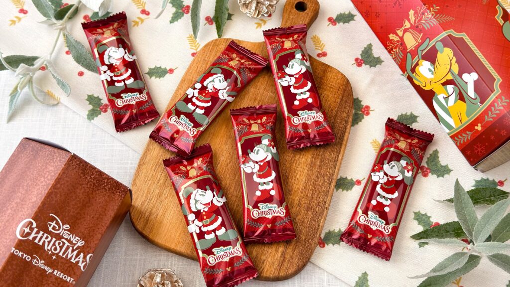 東京ディズニーリゾート_チョコレート風味「チュロススナック 紙箱 ミッキーマウスと仲間たち ディズニー・クリスマス」のパッケージあけ