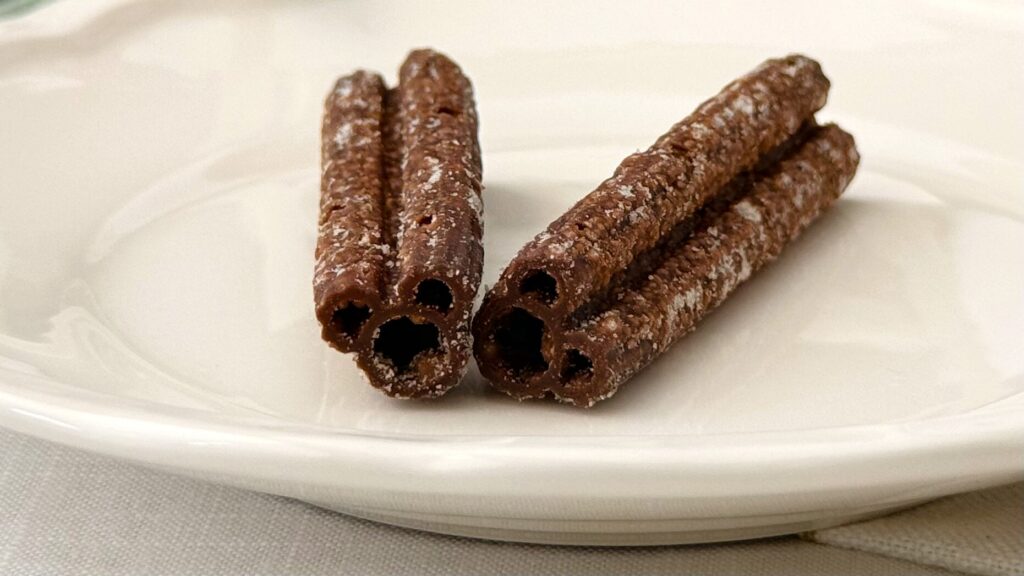 東京ディズニーリゾート_チョコレート風味「チュロススナック 紙箱 ミッキーマウスと仲間たち ディズニー・クリスマス」の皿盛り