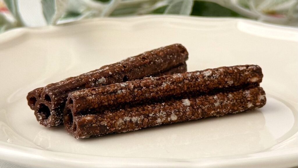 東京ディズニーリゾート_チョコレート風味「チュロススナック 紙箱 ミッキーマウスと仲間たち ディズニー・クリスマス」の表面