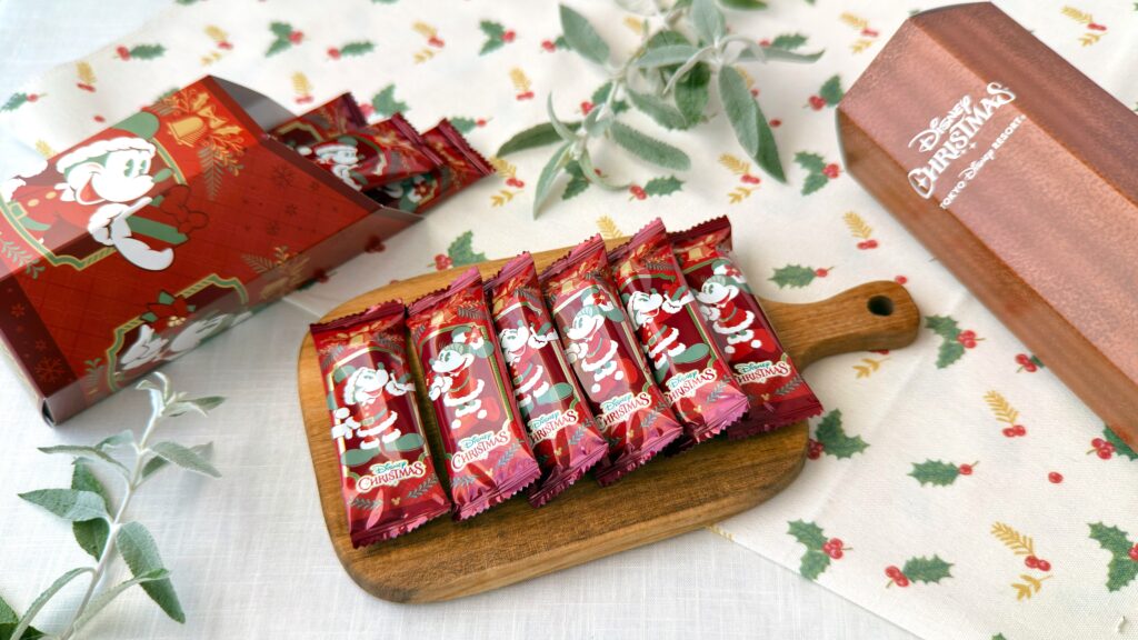 東京ディズニーリゾート_植物に囲まれたチョコレート風味「チュロススナック 紙箱 ミッキーマウスと仲間たち ディズニー・クリスマス」のパッケージと個包装