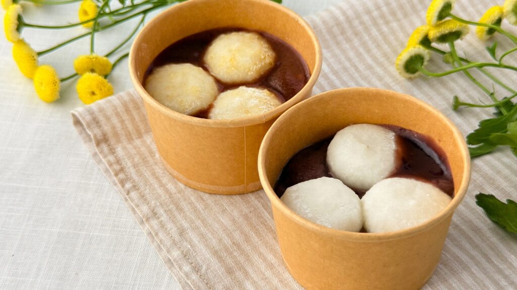 無印良品_花に囲まれた「ぜんざい（つぶあん）」と「もちきびぜんざい（こしあん）」が並んでいる様子