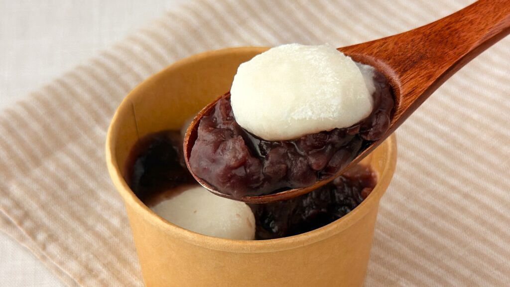 無印良品_温めた「ぜんざい（つぶあん）」をスプーンですくっている様子