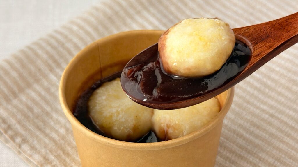無印良品_温めた「もちきびぜんざい（こしあん）」をスプーンですくっている様子