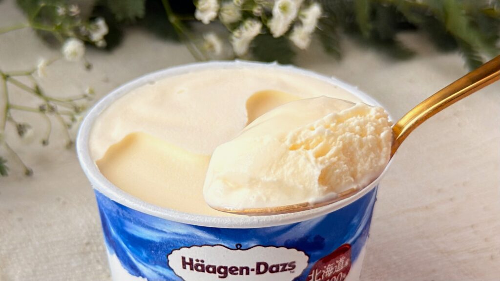 ハーゲンダッツ_「ザ・ミルク」をスプーンですくっている様子