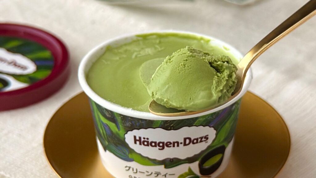 ハーゲンダッツ_「グリーンティー」をスプーンですくっている様子