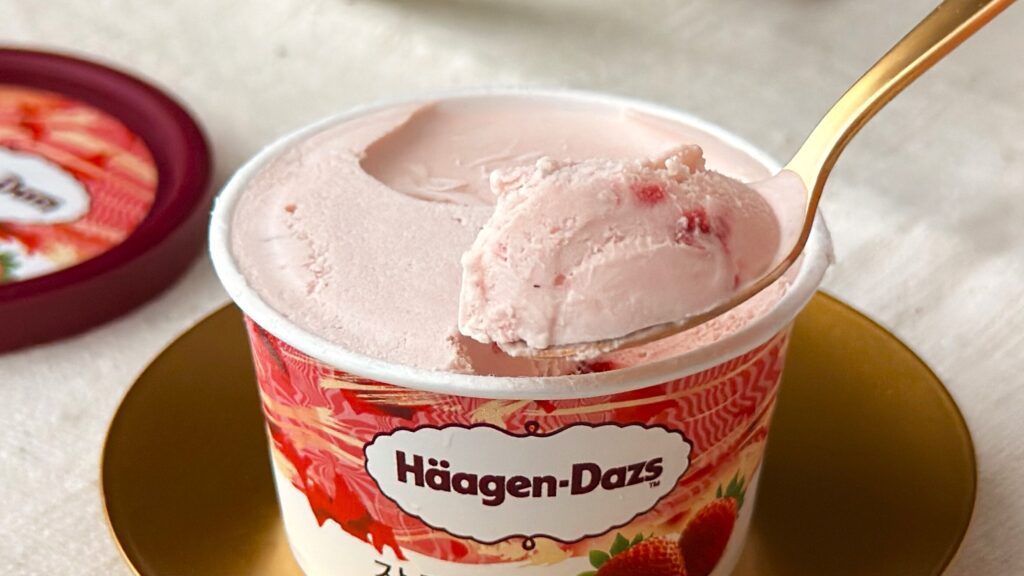 ハーゲンダッツ_「ストロベリー」をスプーンですくっている様子