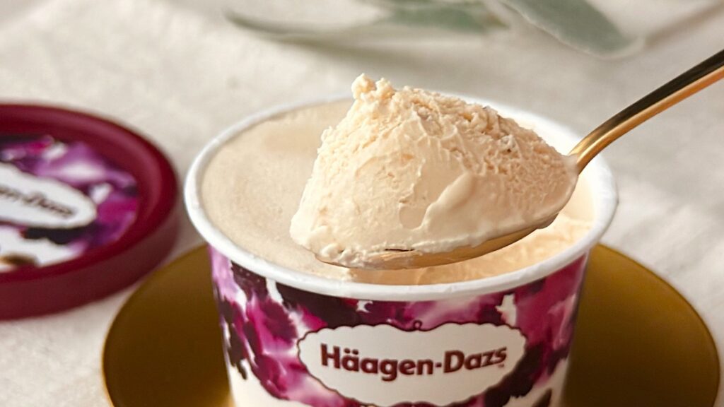 ハーゲンダッツ_「ラムレーズン」をスプーンですくっている様子