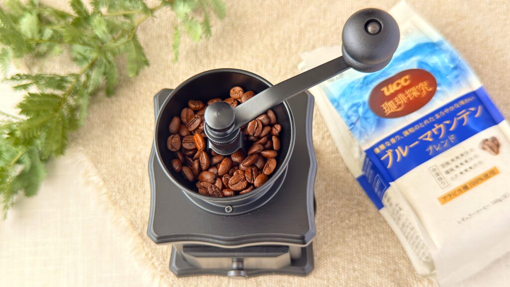 UCC_「UCC 珈琲探究 炒り豆 ブルーマウンテンブレンド 140g（豆）」のコーヒー豆を挽いている様子