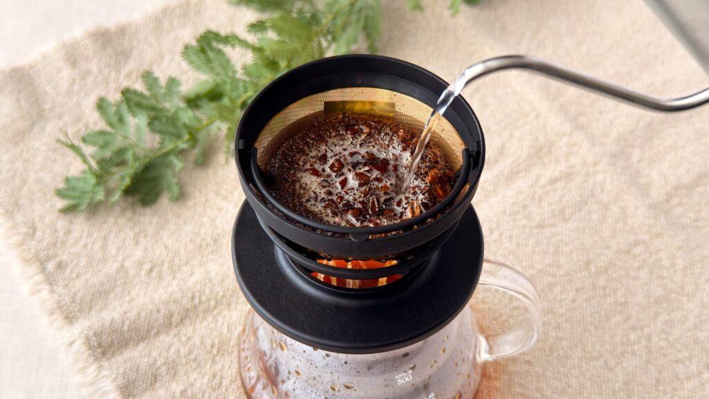 UCC_「UCC 珈琲探究 炒り豆 ブルーマウンテンブレンド」をドリップしている様子