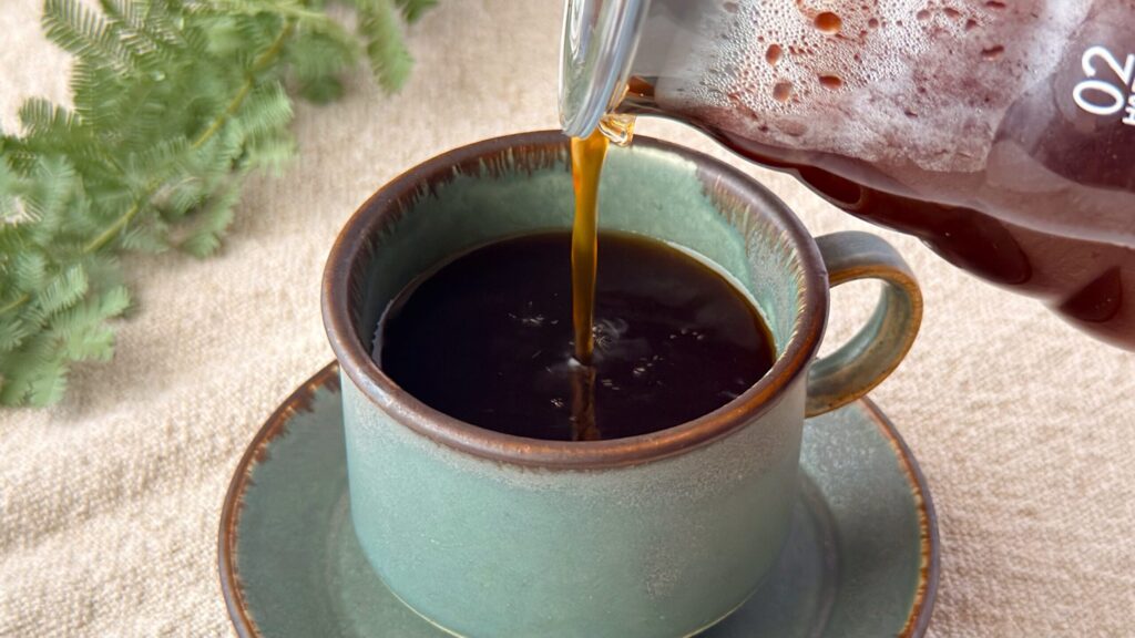 UCC_淹れたての「UCC 珈琲探究 炒り豆 ブルーマウンテンブレンド 」をマグカップに注いでいる様子