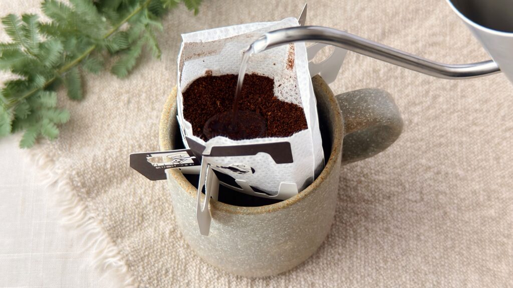 UCC_「UCC 珈琲探究 ワンドリップコーヒー モカブレンド」にお湯を注いでいる様子