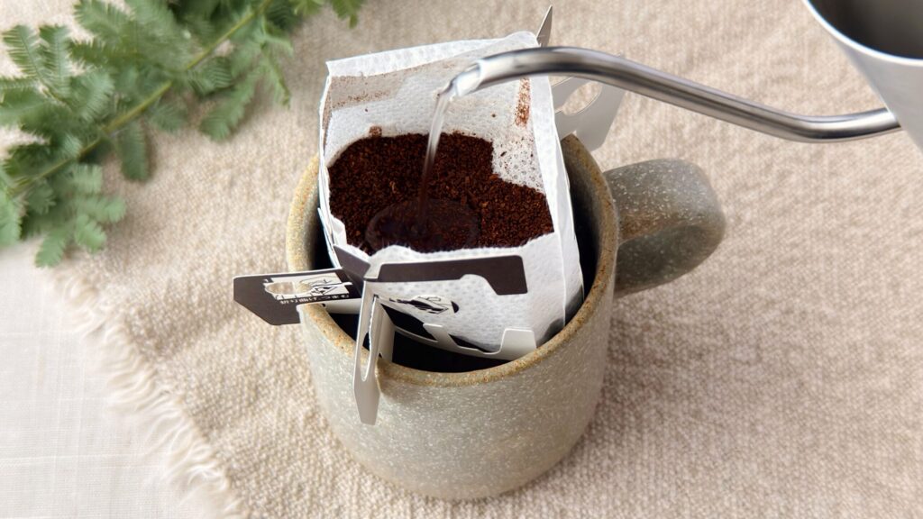 UCC_「UCC 珈琲探究 ワンドリップコーヒー モカブレンド」にお湯を注いでいる様子