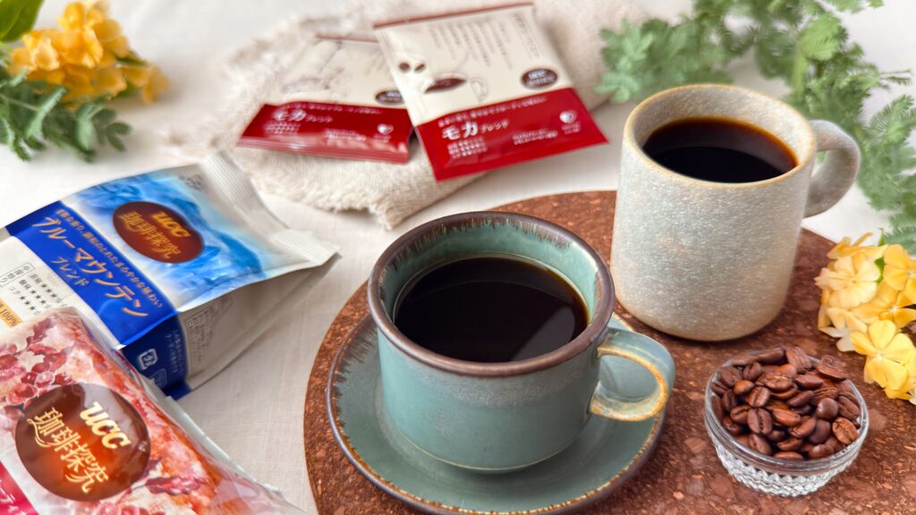 UCC_「UCC 珈琲探究 炒り豆 ブルーマウンテンブレンド 140g（豆）」と「UCC 珈琲探究 ワンドリップコーヒー モカブレンド 12杯分」で淹れたコーヒーが並んでいる様子