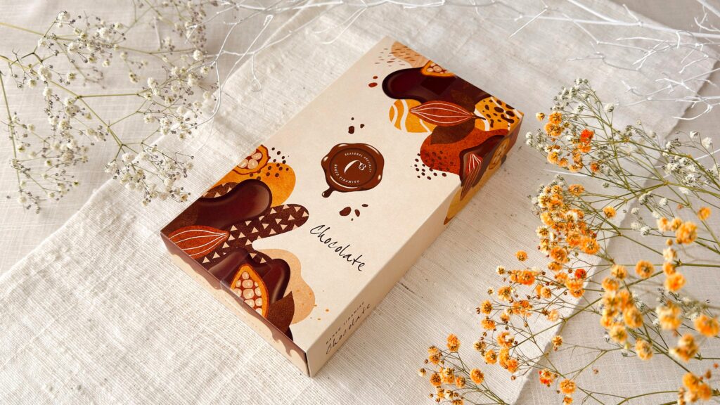 シーキューブ_花に囲まれた「焼きティラミス ショコラ」のパッケージ