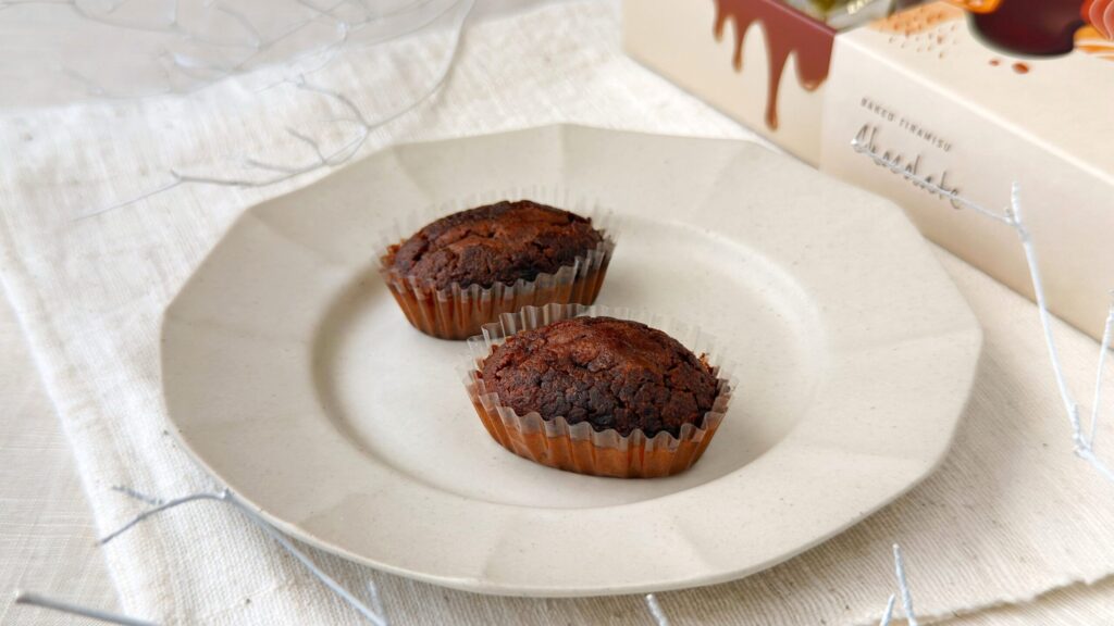 シーキューブ_「焼きティラミス ショコラ」を皿に盛り付けている様子