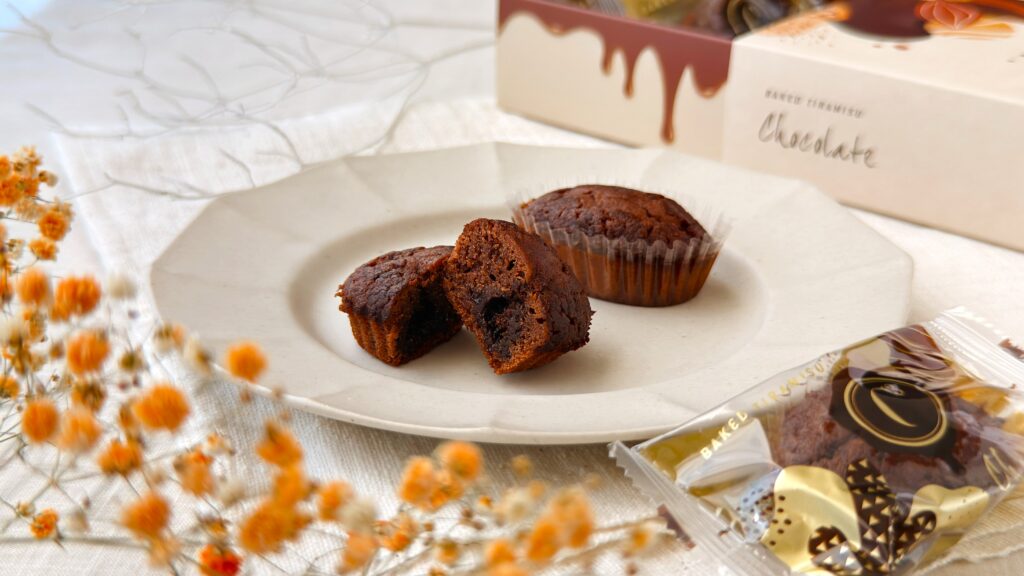 シーキューブ_「焼きティラミス ショコラ」の皿盛りとパッケージ