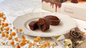 シーキューブ_「焼きティラミス ショコラ」の皿盛りとパッケージ