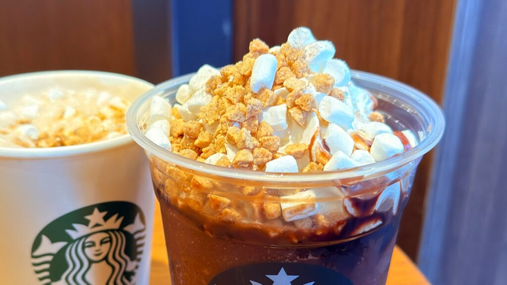スターバックス_カップにはいった「スモア チョコレート ラテ」と「スモア チョコレート フラペチーノ®」