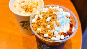 スターバックス_季節限定「スモア チョコレート ラテ」と「スモア チョコレート フラペチーノ®」が並んでいる様子