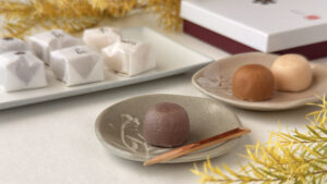 山田屋まんじゅう_「こきび」や「まろぶ」の皿盛りやパッケージが並んでいる様子