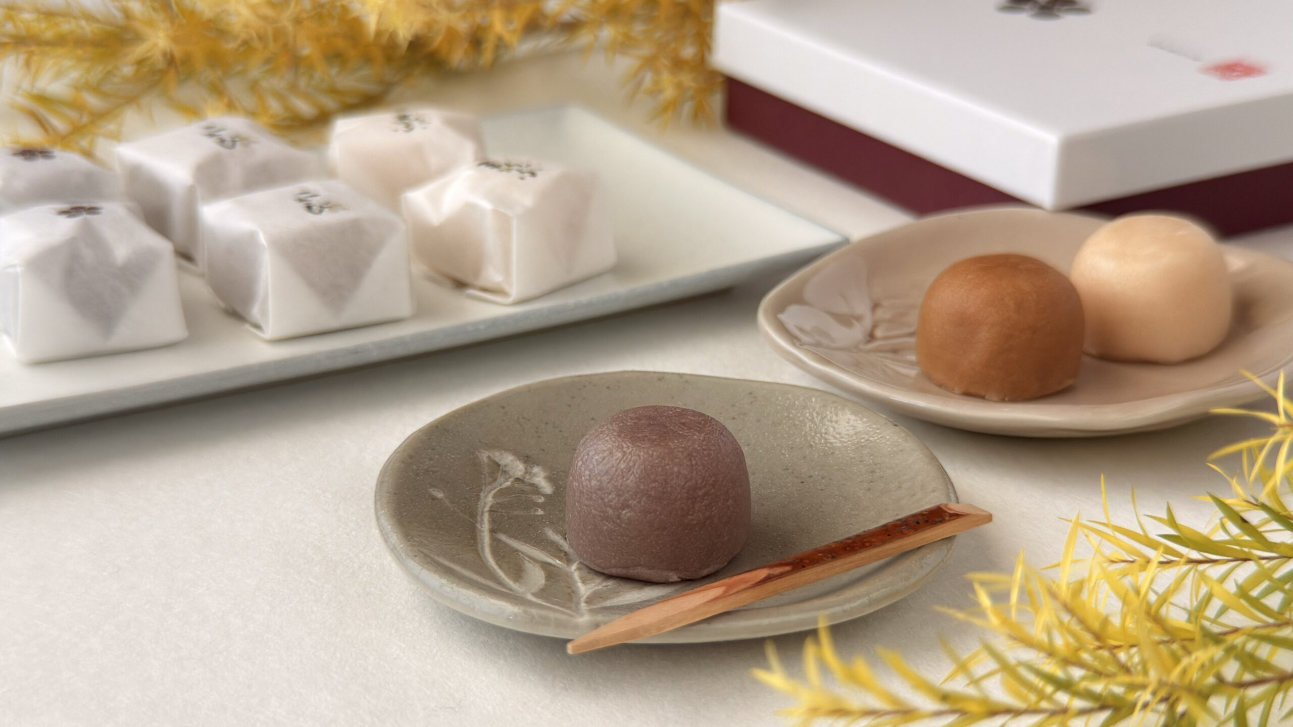 山田屋まんじゅう_「こきび」や「まろぶ」の皿盛りやパッケージが並んでいる様子