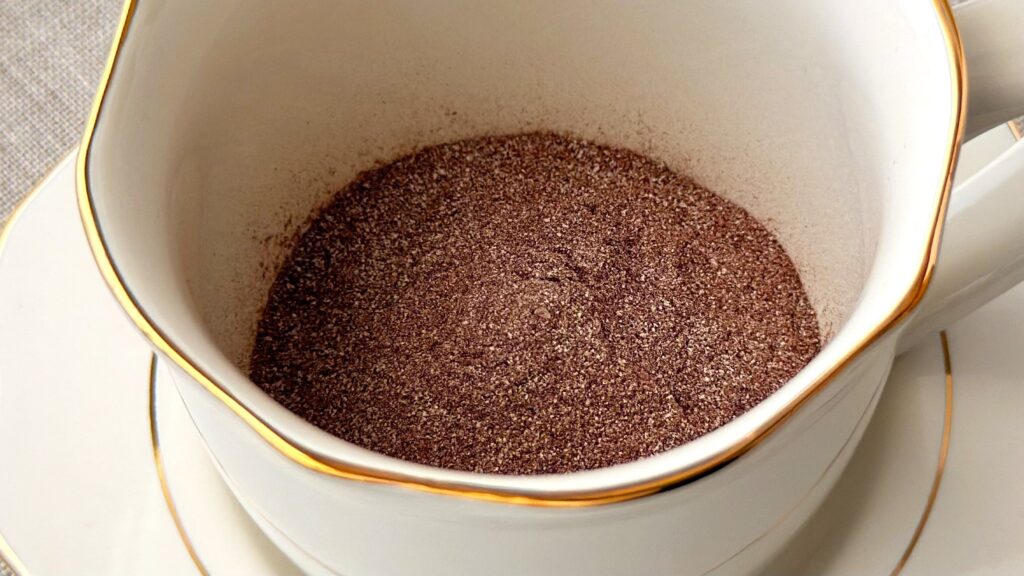 バンホーテン_「ホットチョコレート リミテッドデザイン缶」のココアパウダーをティーカップにいれた様子