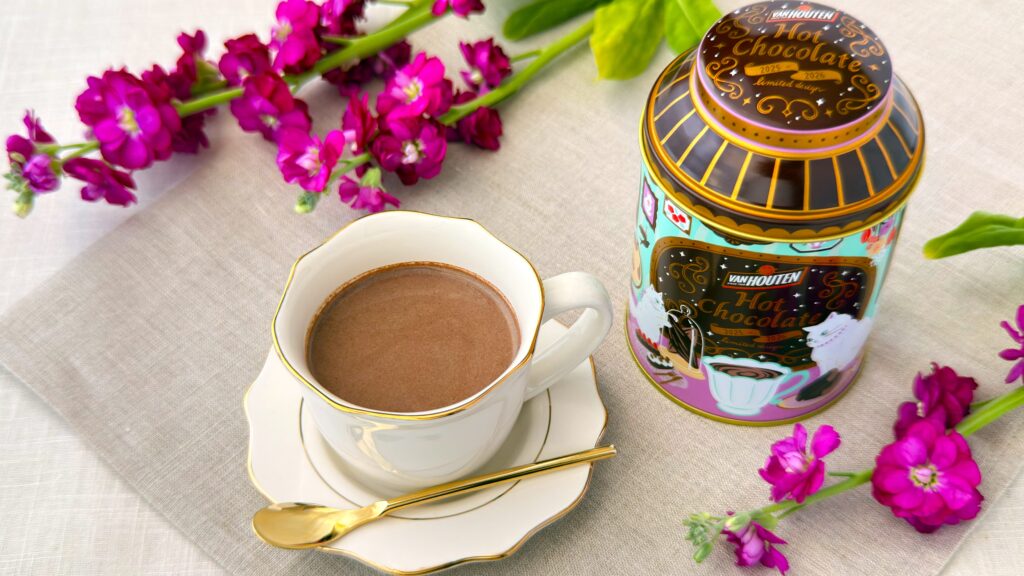 バンホーテン_「ホットチョコレート リミテッドデザイン缶」とティーカップにはいったココアが置いてある様子