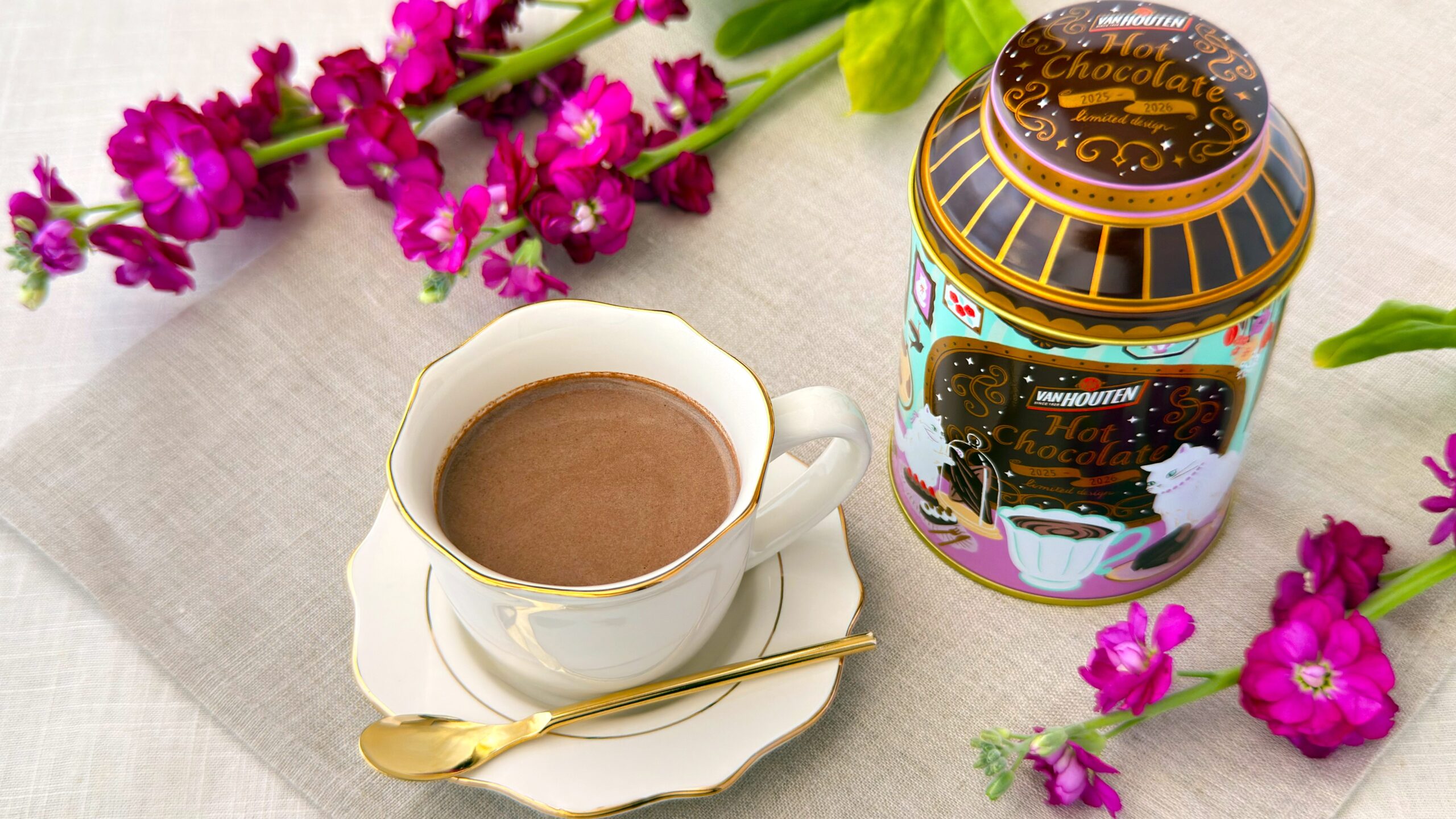 バンホーテン_「ホットチョコレート リミテッドデザイン缶」とティーカップにはいったココアが置いてある様子