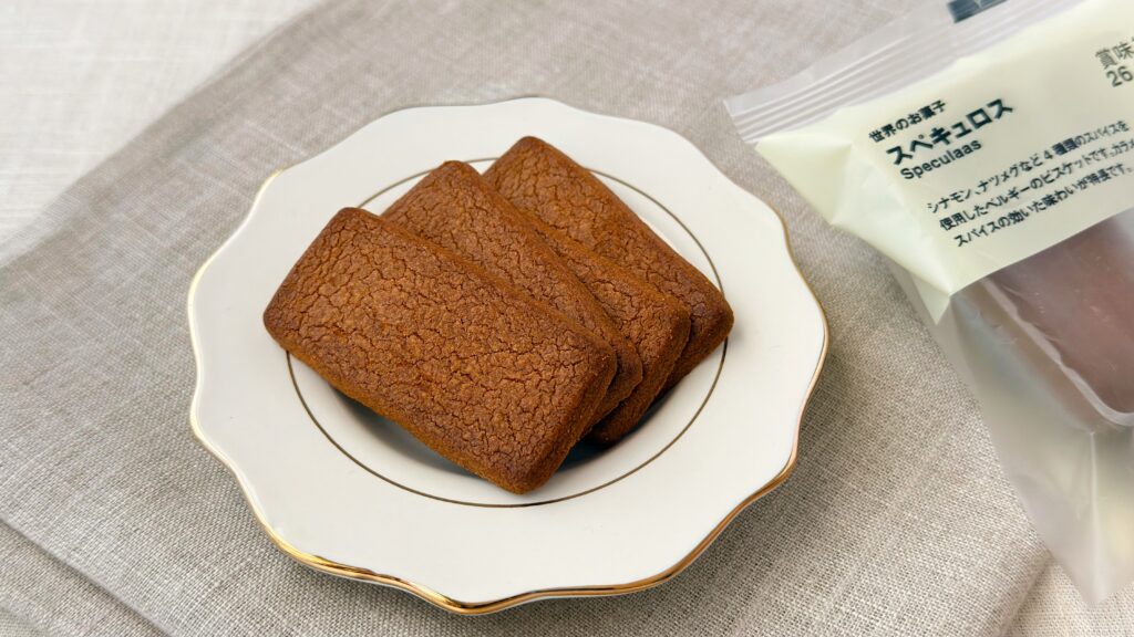 無印良品_「世界のお菓子 スペキュロス」を皿に盛り付けている様子