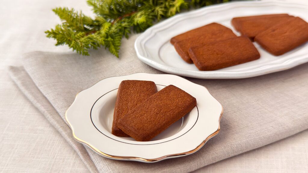 無印良品_「世界のお菓子 スペキュロス」を皿に取り分けている様子