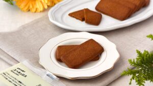 無印良品_「世界のお菓子 スペキュロス」の皿盛りとパッケージ