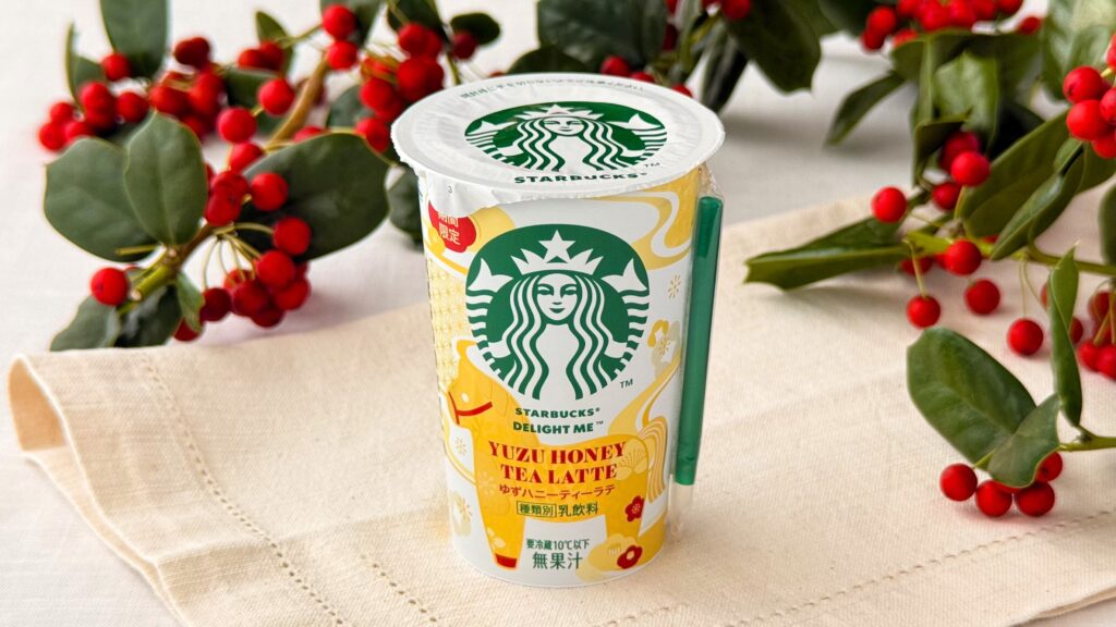 スターバックス_「スターバックス®DELIGHT ME™ ゆずハニーティーラテ」のチルドカップが置いてある様子