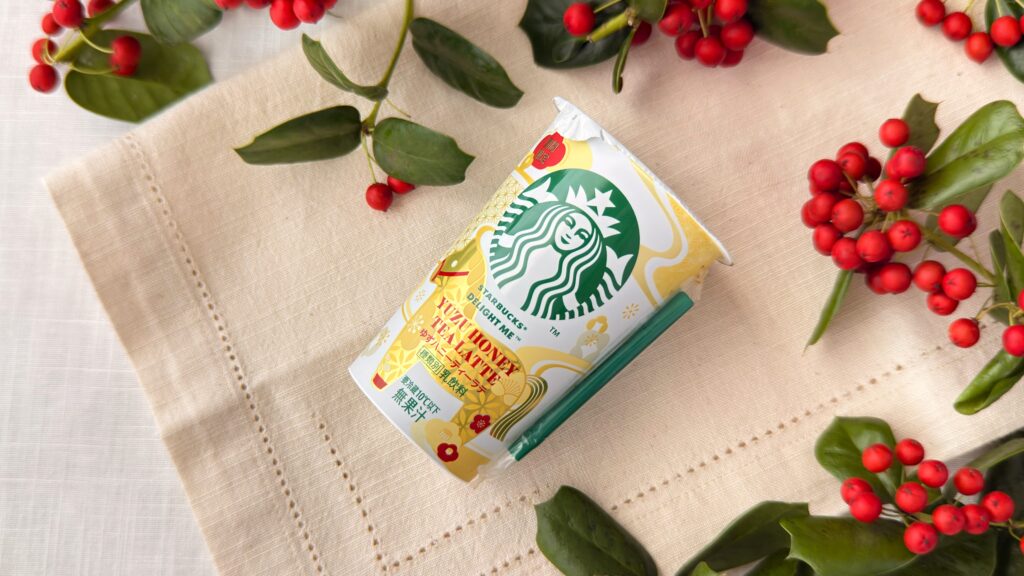 スターバックス_植物に囲まれた「スターバックス®DELIGHT ME™ ゆずハニーティーラテ」