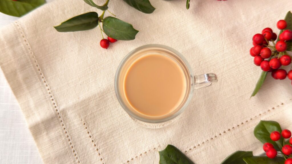 スターバックス_グラスに注いだ「スターバックス®DELIGHT ME™ ゆずハニーティーラテ」