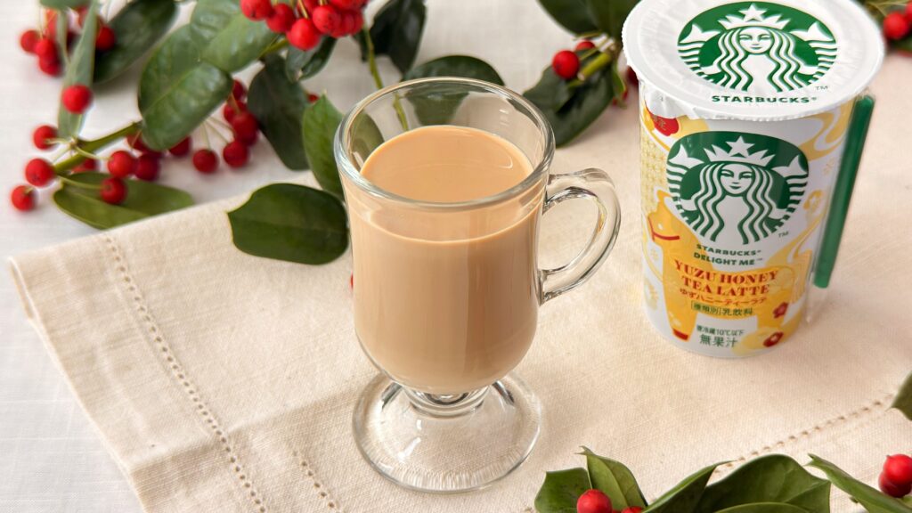 スターバックス_グラスに注いだ「スターバックス®DELIGHT ME™ ゆずハニーティーラテ」とチルドカップが並んでいる様子