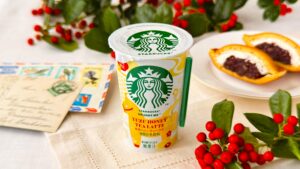スターバックス_グラスにはいった「スターバックス®DELIGHT ME™ ゆずハニーティーラテ」と皿にのったどらやきが置いてある様子