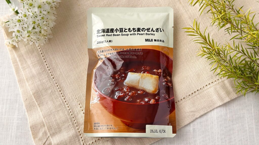 無印良品_「北海道産小豆ともち麦のぜんざい」のパッケージが置いてある様子