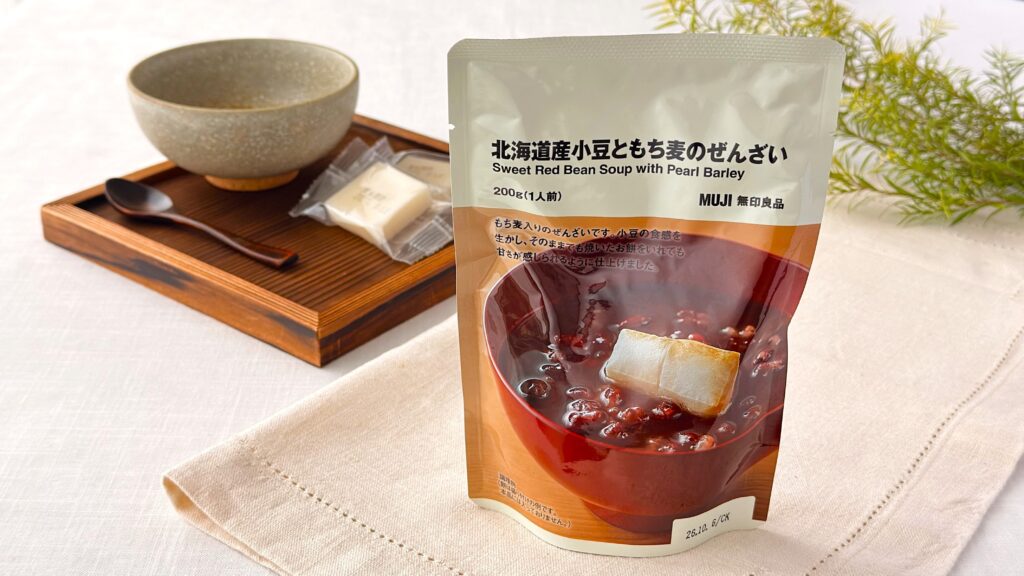 無印良品_「北海道産小豆ともち麦のぜんざい」やお餅が並べられている様子