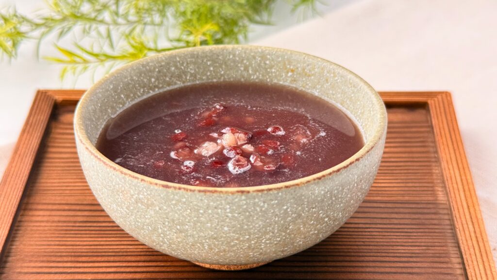 無印良品_温めた「北海道産小豆ともち麦のぜんざい」がお盆の上にのっている様子