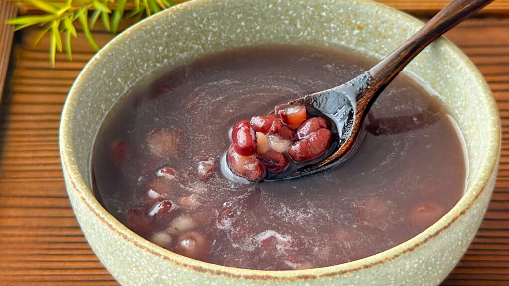 無印良品_温めた「北海道産小豆ともち麦のぜんざい」をスプーンですくっている様子