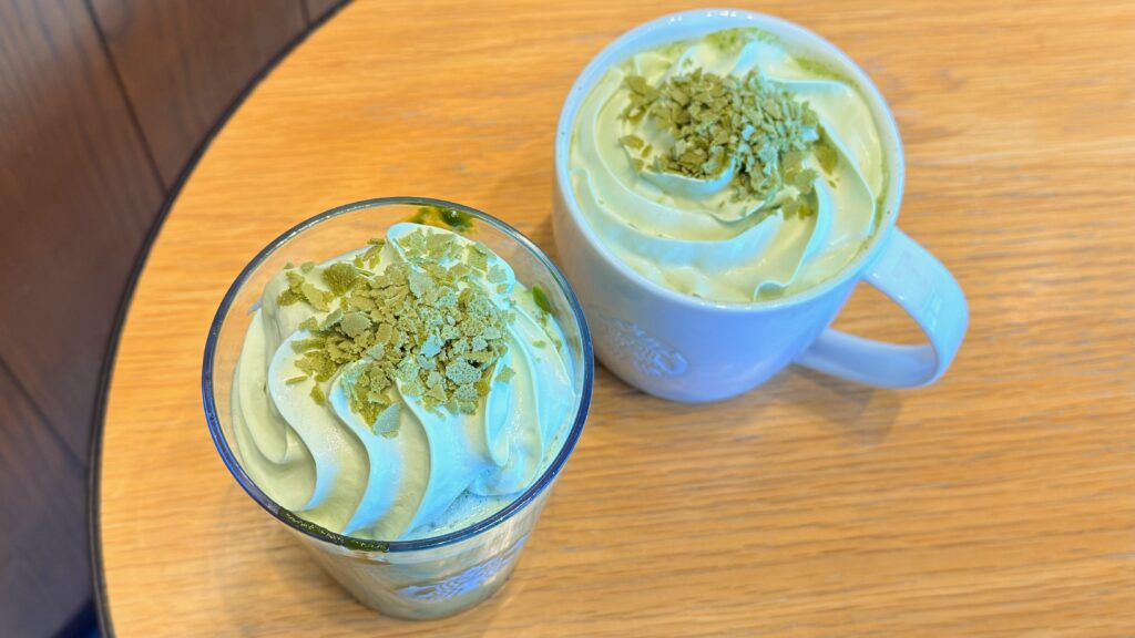 スターバックス_「玉露抹茶 フラペチーノ®」と「玉露抹茶 ラテ」がテーブルに並んでいる様子