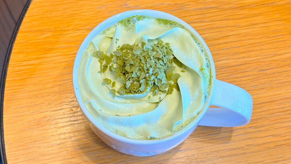 スターバックス_抹茶フィアンティーヌがのった「玉露抹茶 ラテ」