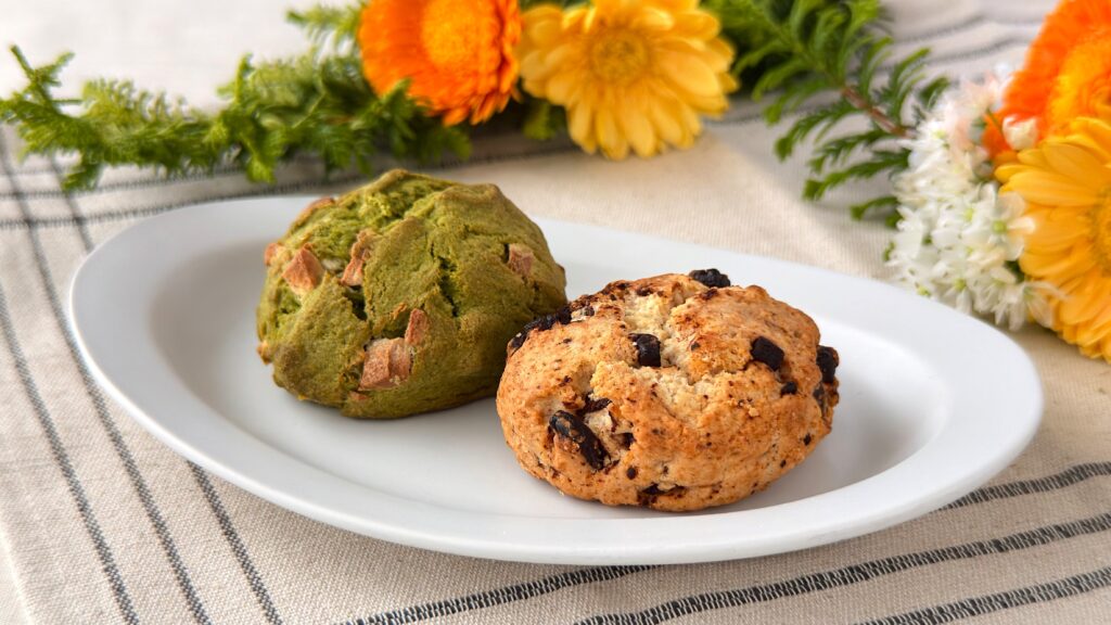 スターバックス_「チョコレートチャンクスコーン」と「抹茶&ホワイトチョコスコーン」の皿盛り