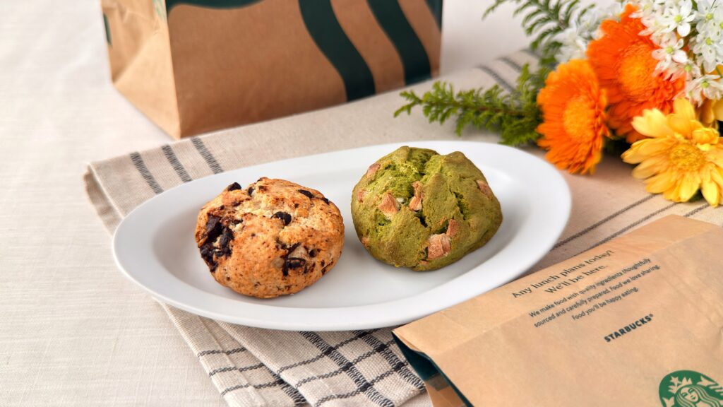 スターバックス_紙袋から取り出した「チョコレートチャンクスコーン」と「抹茶&ホワイトチョコスコーン」を皿に盛り付けている様子