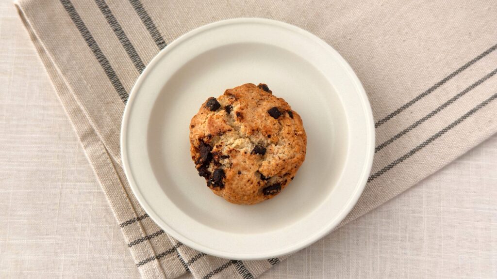 スターバックス_白皿にのった「チョコレートチャンクスコーン」