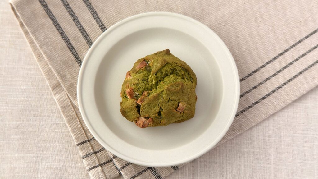 スターバックス_白皿にのった「抹茶&ホワイトチョコスコーン」