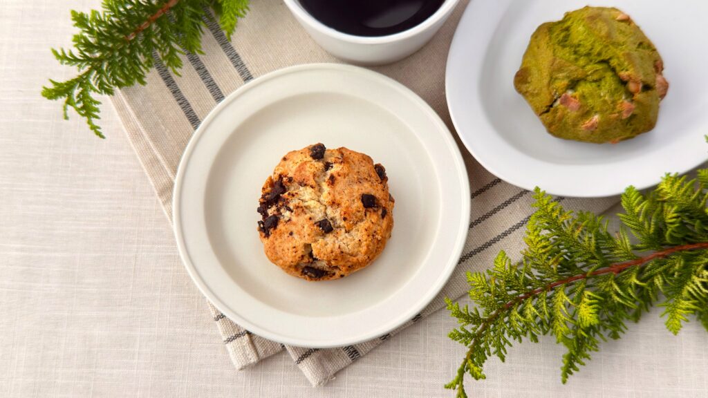 スターバックス_「チョコレートチャンクスコーン」や「抹茶&ホワイトチョコスコーン」などがテーブルに並んでいる様子